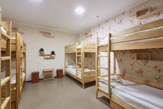 Хостелы Hostel Sich Буковель Спальное место на двухъярусной кровати в общем номере для мужчин и женщин-8