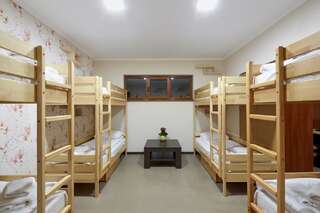 Хостелы Hostel Sich Буковель Спальное место на двухъярусной кровати в общем номере для мужчин и женщин-1